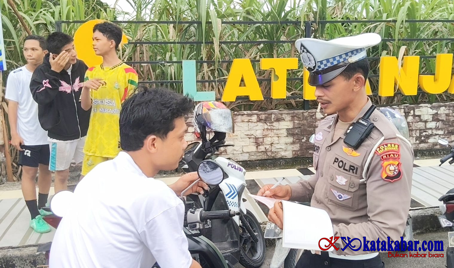 Satlantas Polres Kepulauan Meranti Utamakan Teguran Humanis, Edukasi Pengendara Tak Pakai Helm