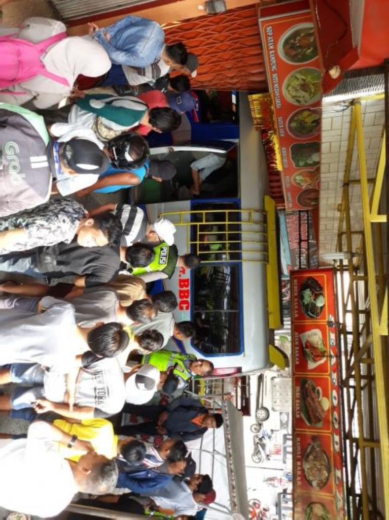 Alamak.., Travel Seruduk Ruko di Duri