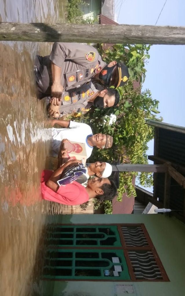 Kapolres Ini Nyaris Berenang Demi Warga Korban banjir