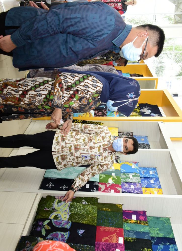 Galeri IKM Batam Bikin Herawati Kagum