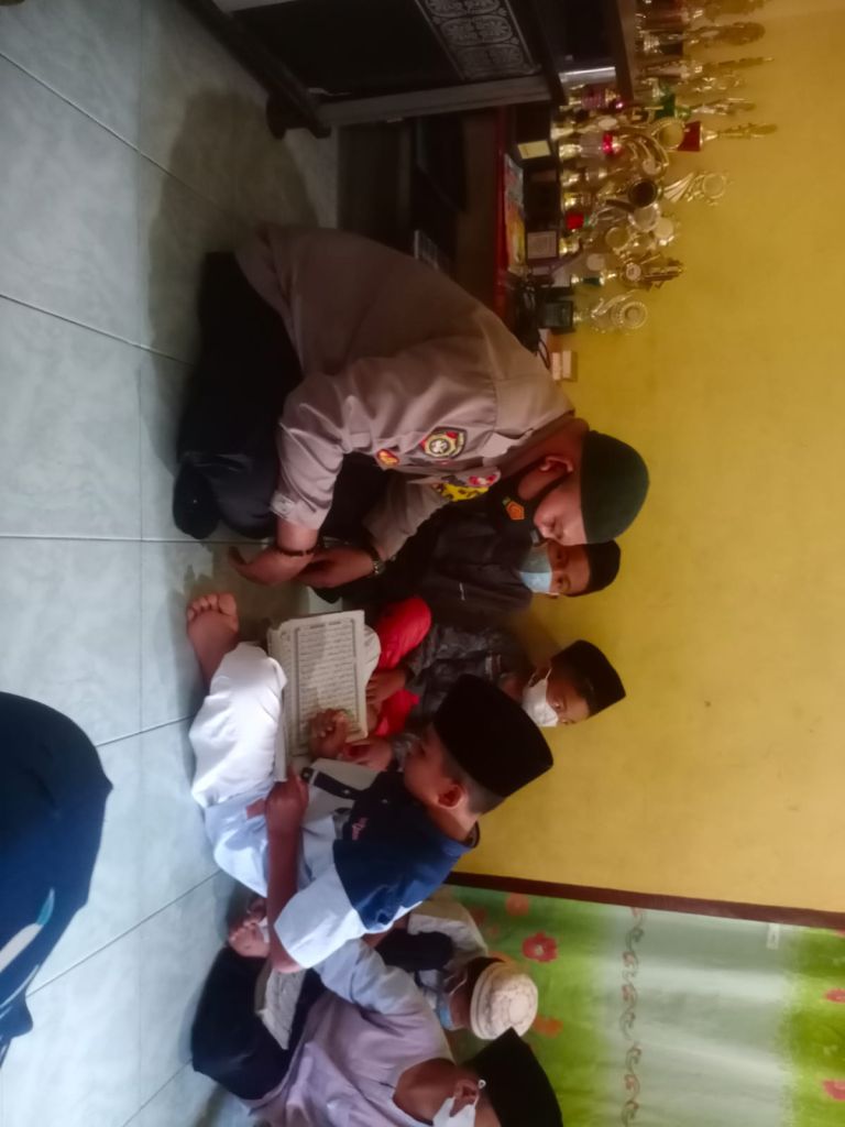 Anggota Babinkamtibmas Polres Asahan Ajarkan Anak Anak mengaji
