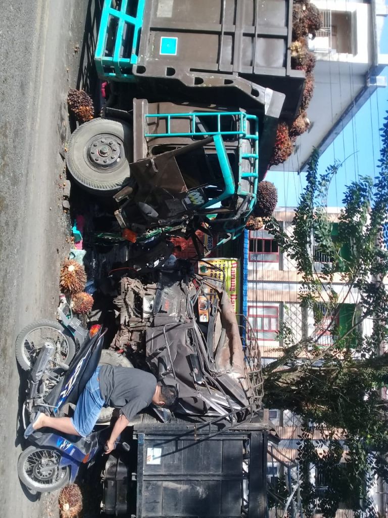 Polisi Evakuasi  Truck Fuso Ringsek di Binjai