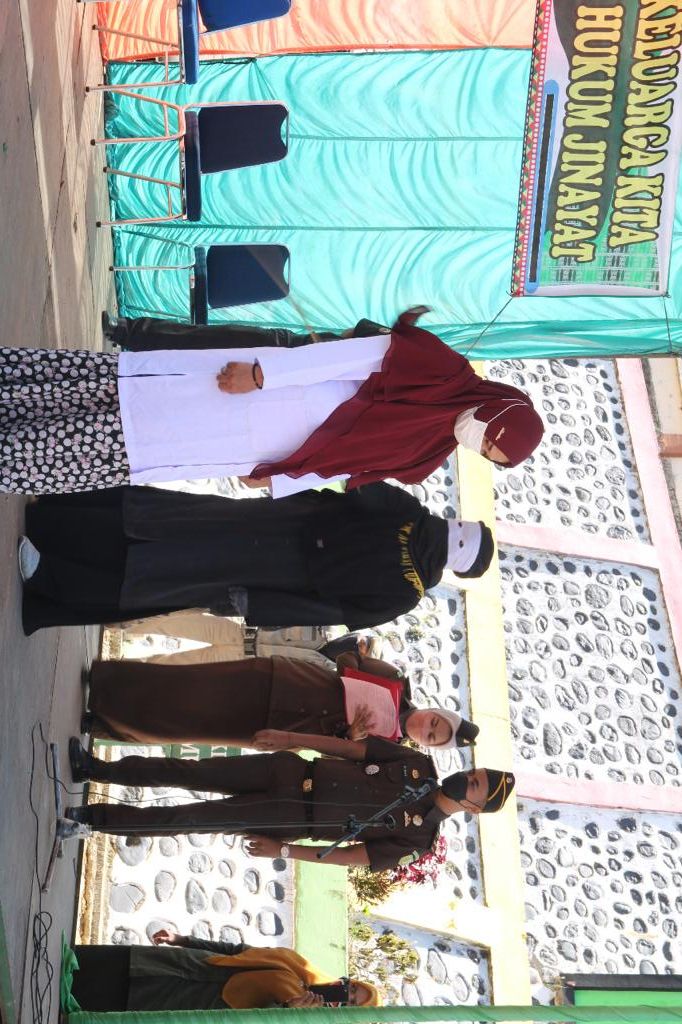 Wakil Bupati Saksikan Penjudi dan Pemabuk Dihukum Cambuk