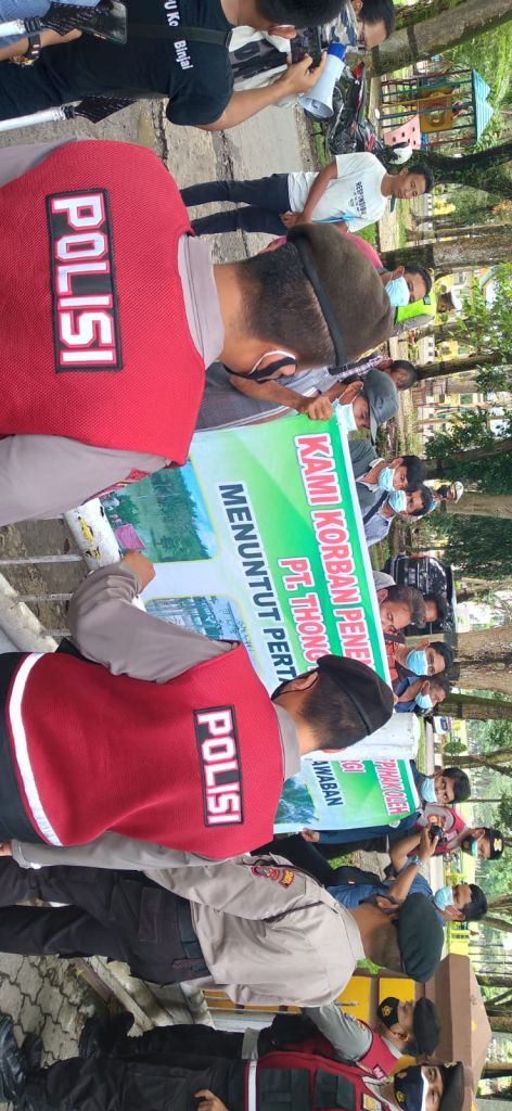 Tagih Janji ke DPR, Massa Serukan PT Thong Langkat Energi Rusak Lahan Pertanian