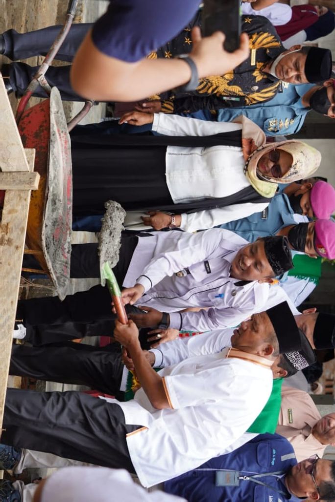 Afandin Berkeringat Mengaduk Semen Dipeletakan Batu Pertama Masjid Assyakirin