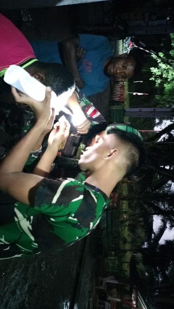 Warga Terluka, Tim Satgas Pamtas Yonif 711 RKS Sigap Beri Pertolongan