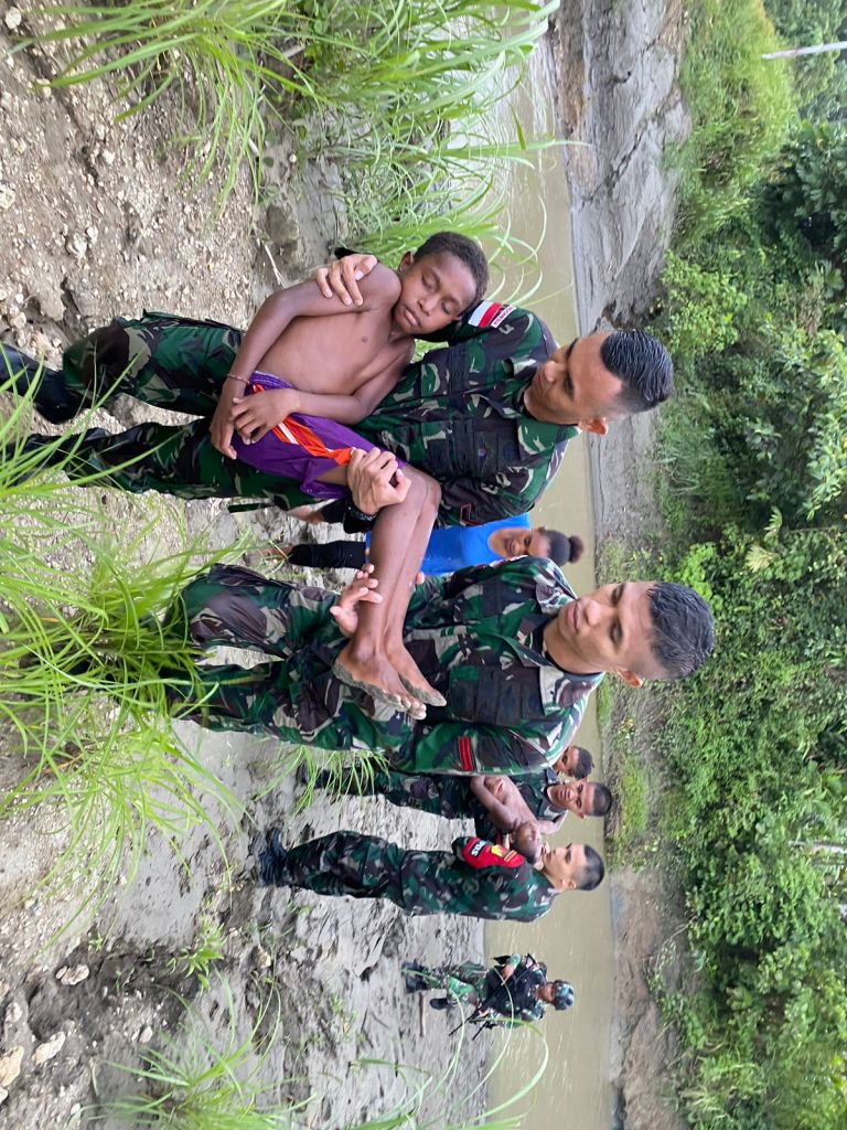 Satgas Pamtas Yonif 711 RKS Selamatkan 2 Anak Papua Tenggelam di Sungai
