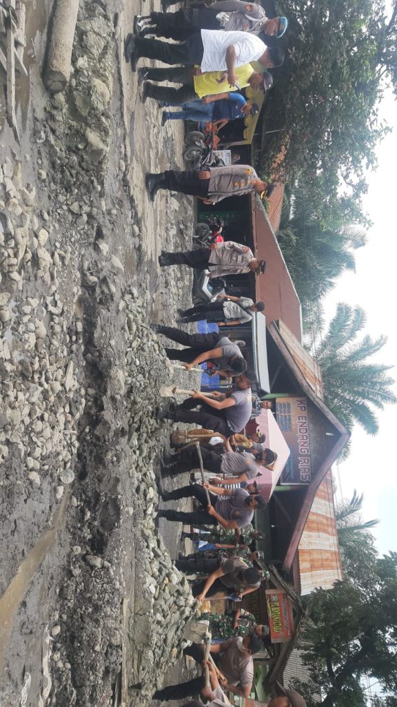 Sinergisitas TNI- Polri, Timbun Badan Jalan Rusak Parah di Langkat
