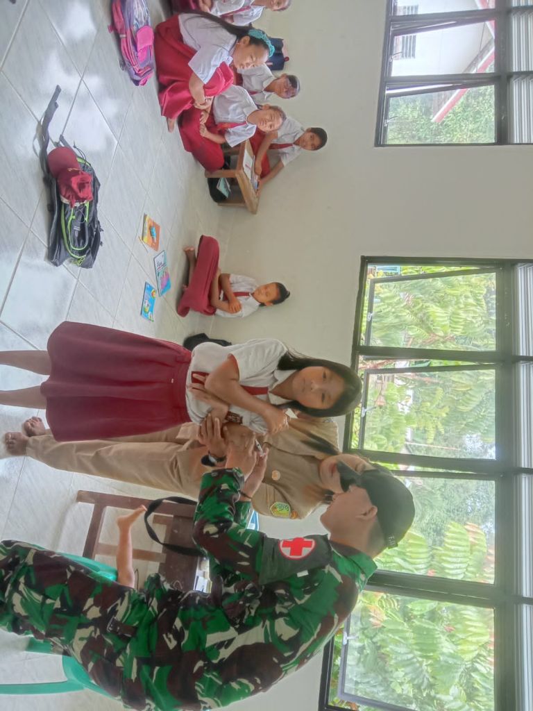 Prakes Satgas Pamtas Yonif 645 GTY Bantu Pustu Layani Imunisasi Pelajar SD