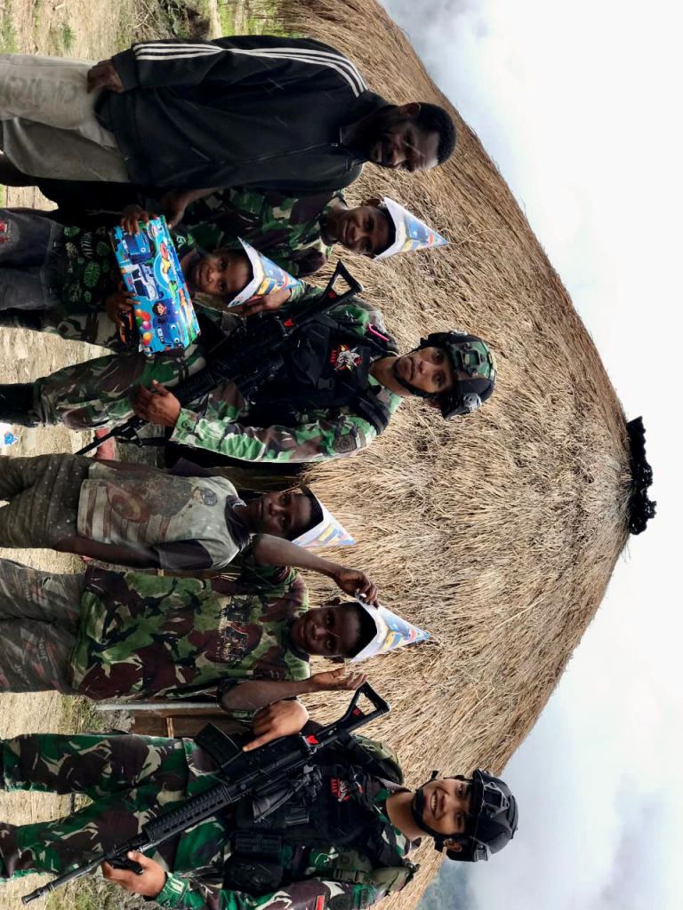 Anak Kepala Suku Kaget Didatangi Prajurit Kostrad, Kok Bisa!
