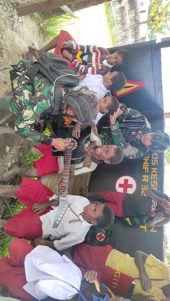 Satgas Kostrad Bangun Rasa Nasionalisme di Pedalaman Papua