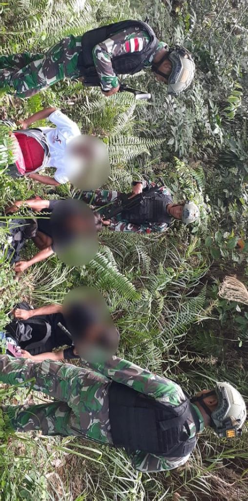 Satgas Pamtas Yonif 645 GTY Amankan Tiga PMI Ilegal di Jalur Tikus