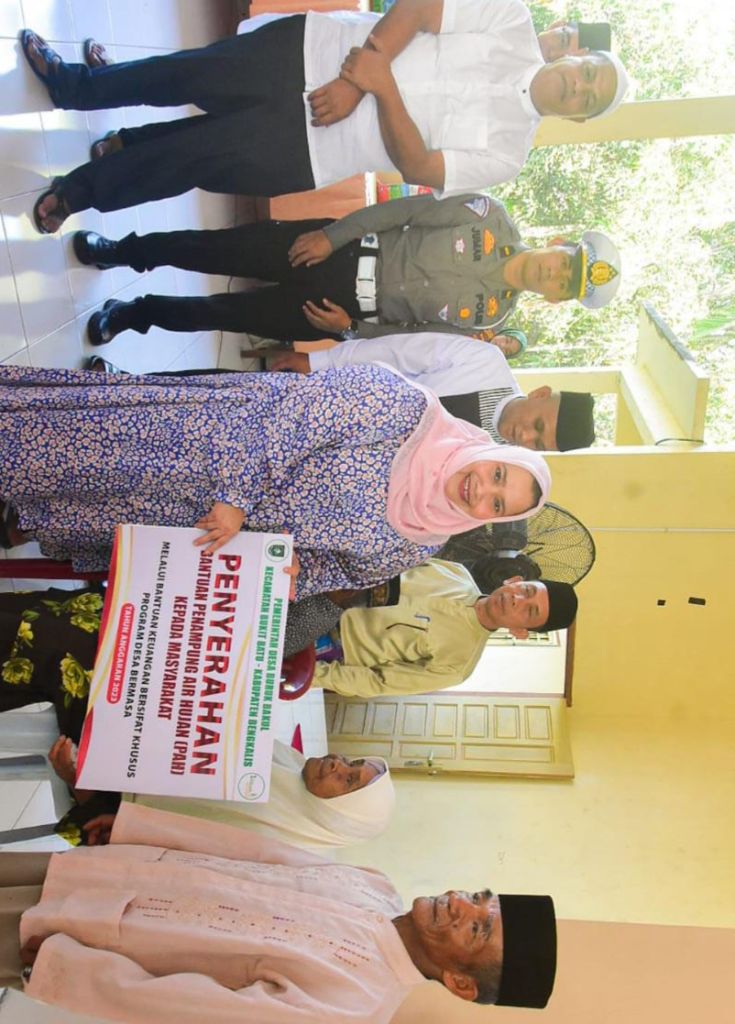 Masyarakat Buruk Bakul Senang Terima Bantuan PAH Dari Bupati Bengkalis