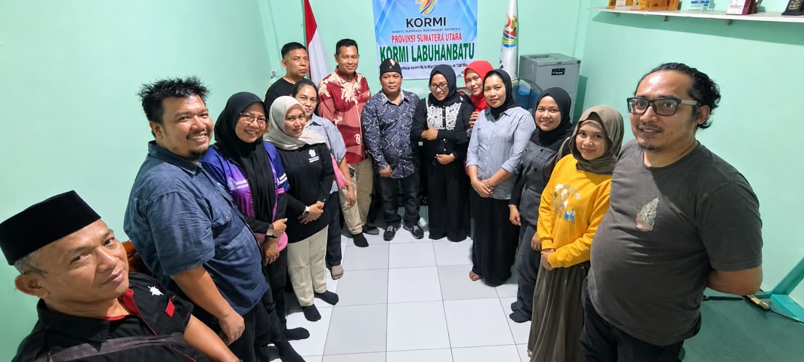 Hasnah Putri Jaya kembalikan berkas persyaratan pendaftaran sebagai bakal calon ketua KORMI Labuhanbatu ke Sekretariat Care taker (sumber foto /doc fajar)