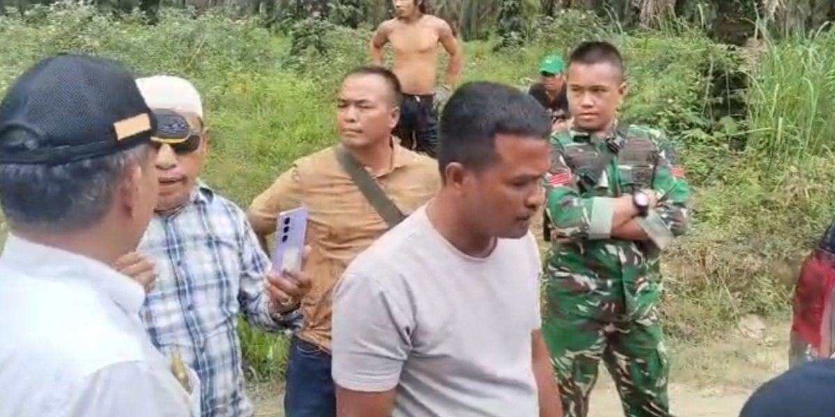 Masyarakat mendatangi tim patroli PT Agrinas yang disertai personel TNI dan Brimob.
